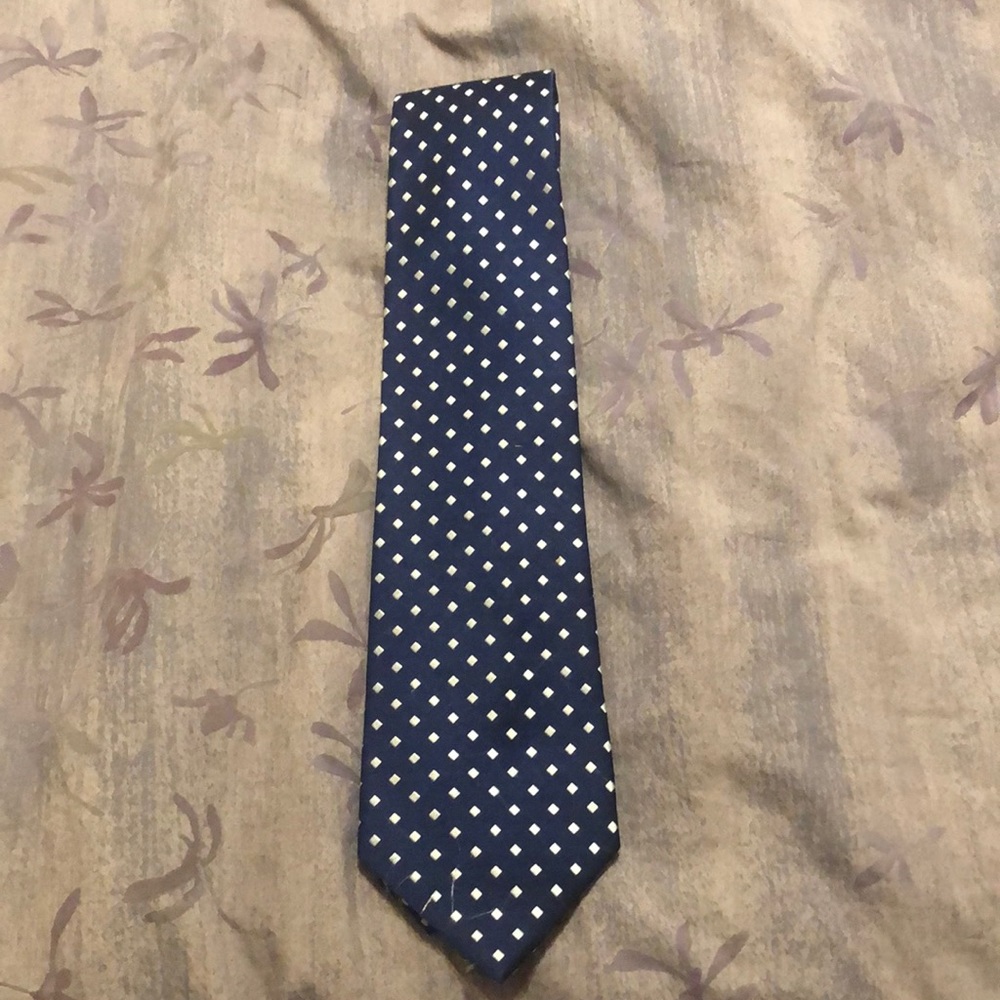 Claiborne men’s silk necktie. Navy blue with white diamonds detailing. 4” at end